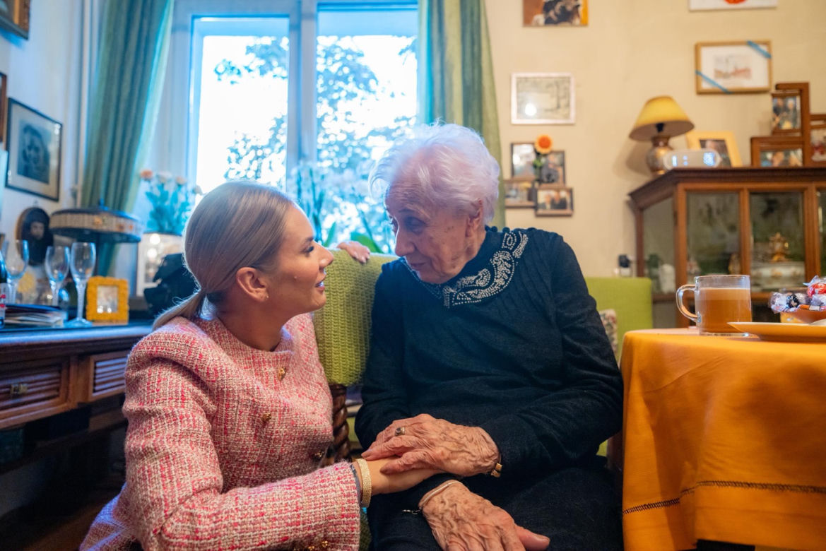 Marta Nawrocka odwiedziła uczestniczkę Powstania Warszawskiego. Poruszające zdjęcie trafiło do sieci. 