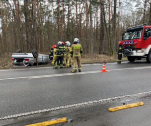 Policyjny pościg za BMW w Wesołej. Auto dachowało