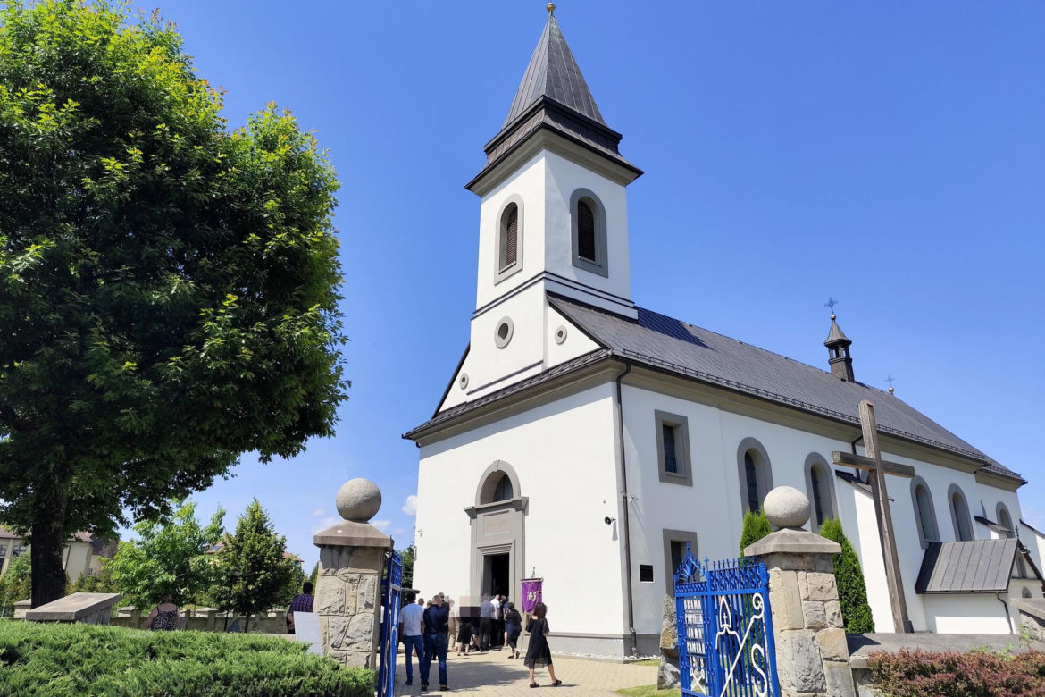 Kolorowe kwiaty i morze łez na pogrzebie Katarzyny z Raby Wyżnej. Zazdrosny mąż zabił ją 10 metrów od domu