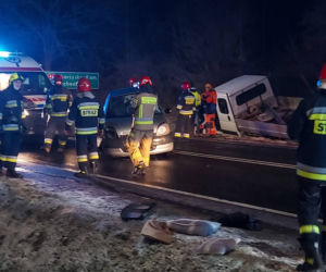 PILNE: Zablokowana droga nr 42. Zderzenie dwóch osobówek i dostawczego busa