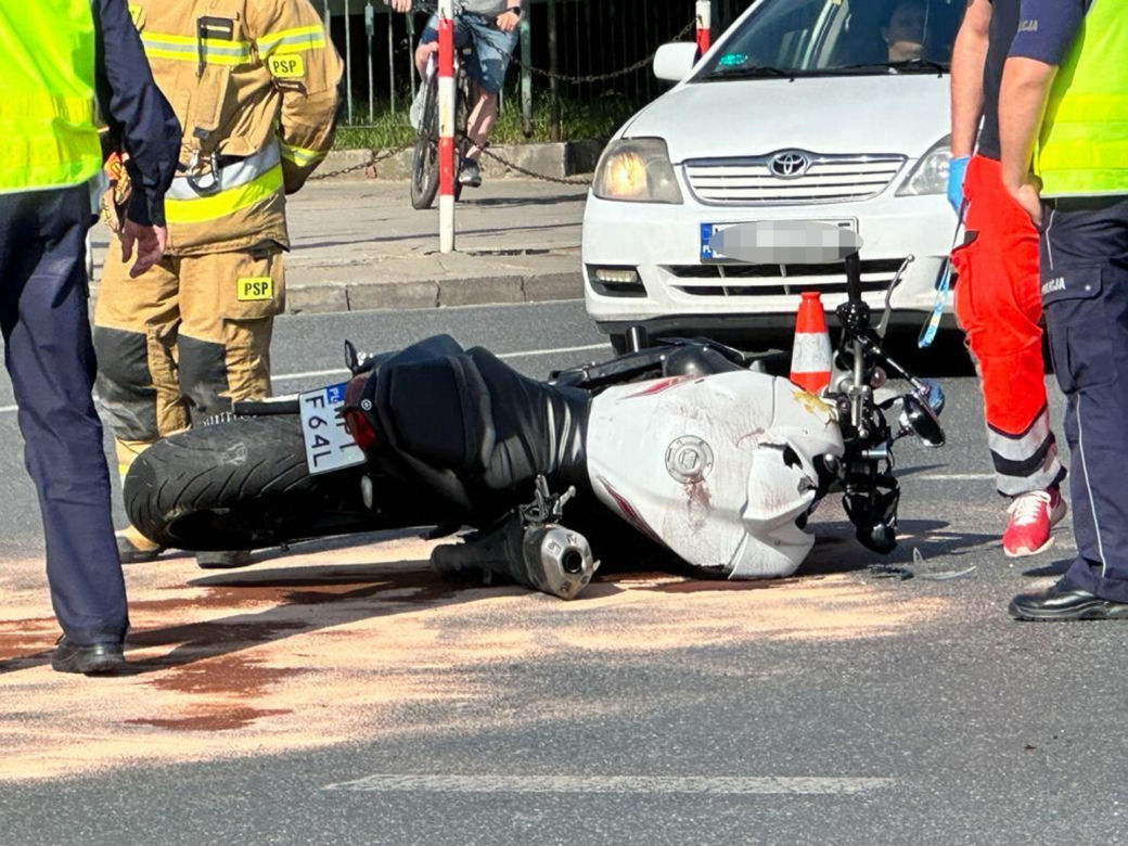  Reanimacja na drodze. Motocyklista wpadł pod busa. Tragiczne wieści
