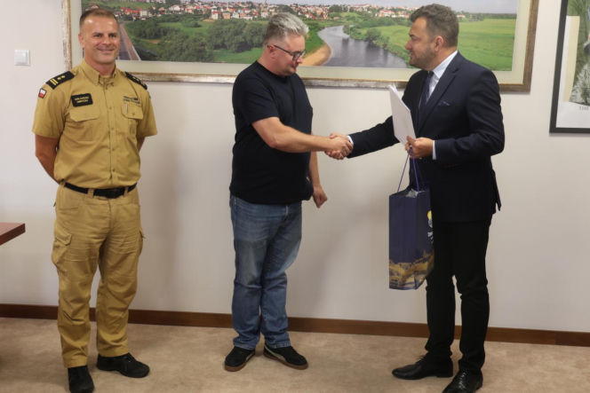 Rozłożyli koc i ratowali 4-latkę. Bohaterowie z Łomży z podziękowaniami od prezydenta i posłanki