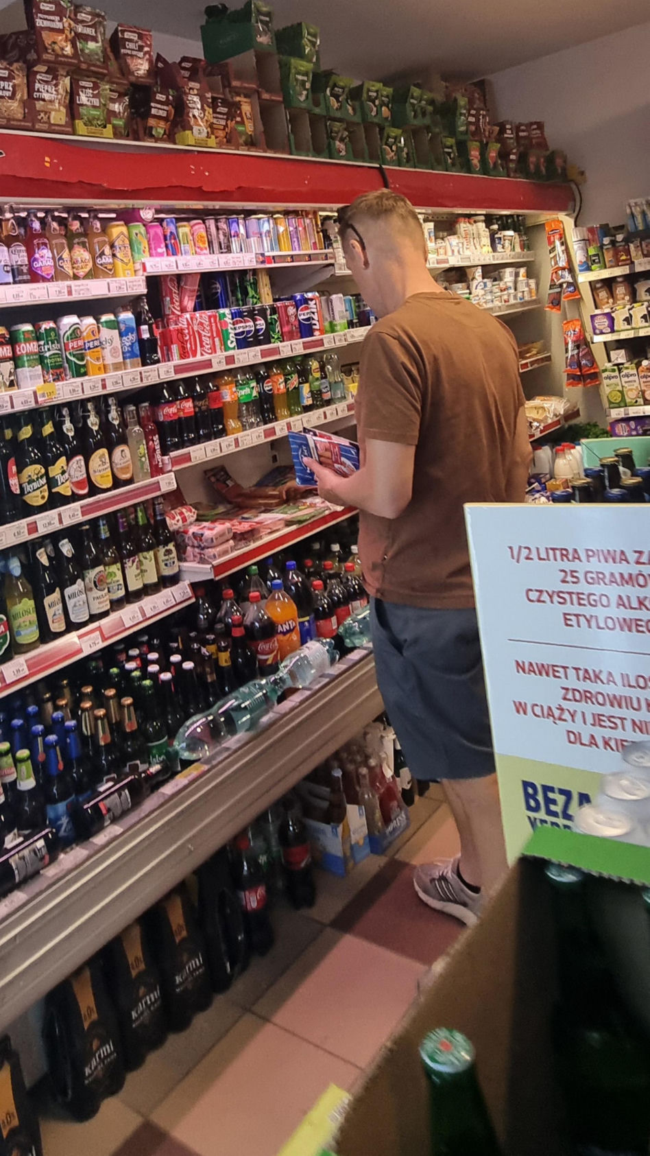 Marcin Mroczek bawi się samolotem