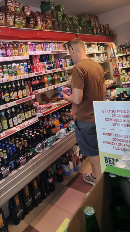 Marcin Mroczek bawi się samolotem