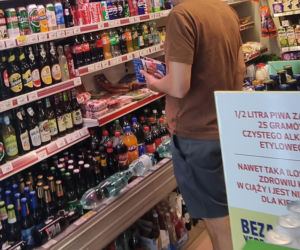 Marcin Mroczek bawi się samolotem