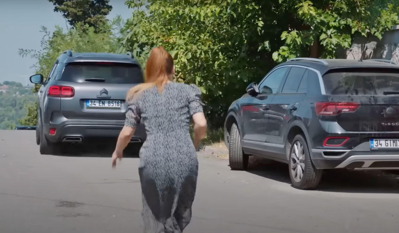 Sila ucieka Alperowi i przyłapuje Kuzeya w łóżku z Bahar. 