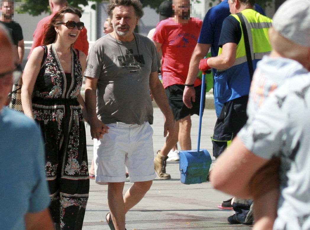  Jan Maria Tomaszewski z partnerką na spacerze brzegiem morza