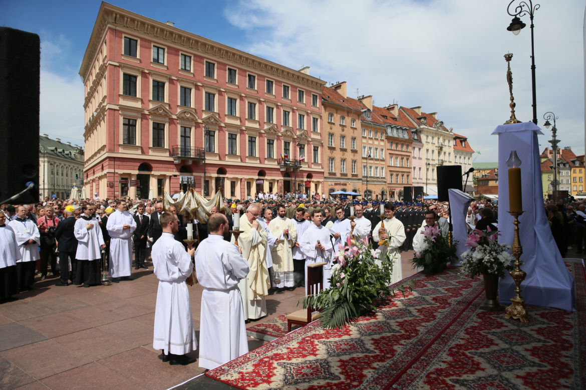 Centralna procesja Bożego Ciała w Warszawie. Ołtarze nawiązywały do wojny