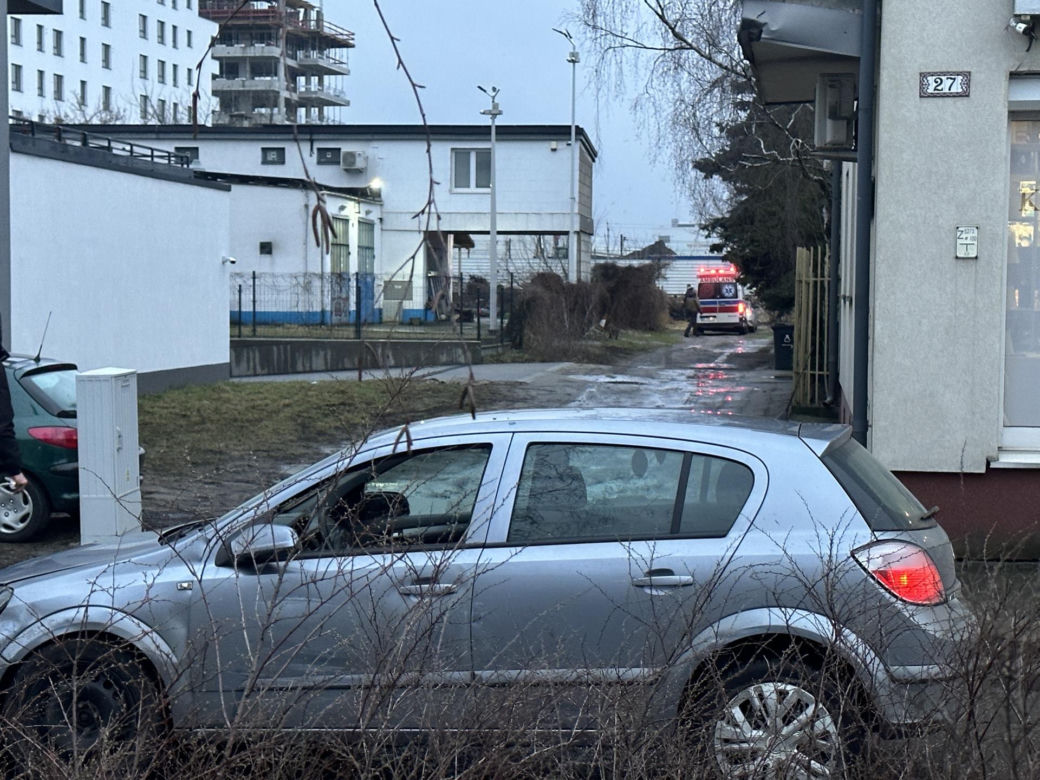 Pościg i strzelanina w Warszawie. Złodziej staranował dwa radiowozy i potrącił policjanta