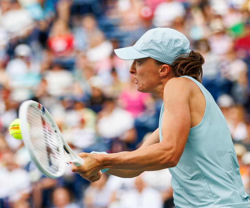 Iga Świątek odbija piłkę podczas meczu tenisa. O jej starciu w ćwierćfinale WTA Toronto przeczytasz na SE Supersport.