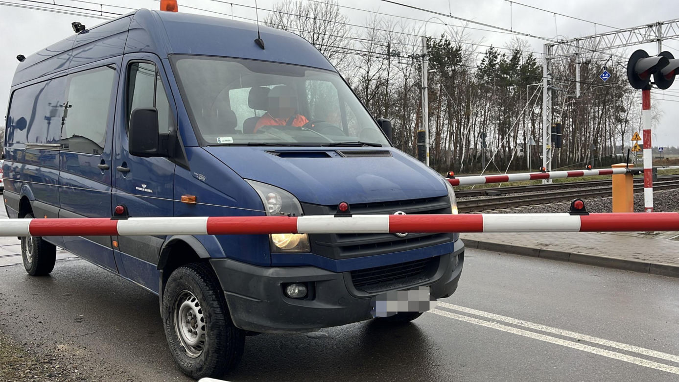 Kierowca dostawczaka wyłamał szlaban. Tak PKP promuje kampanię "Bezpieczny Przejazd"