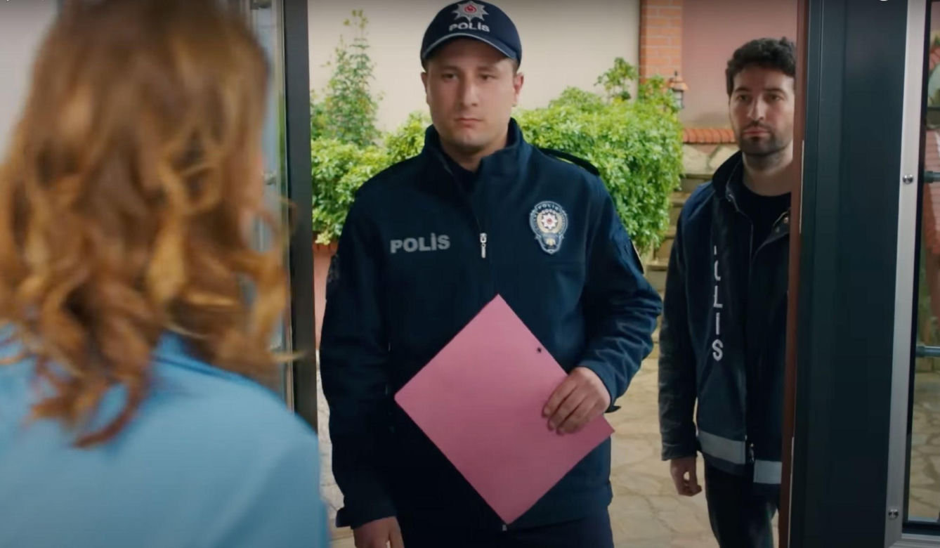 Policja znajduje ciało porywacza Ragipa i przychodzi po Melis. Ta chwyta za broń! Szybko okazuje się jednak, że to tylko zły sen Feraye.