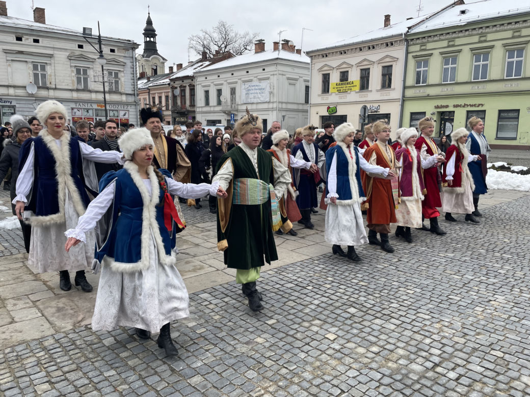 Maturzyści zatańczyli na Rynku poloneza