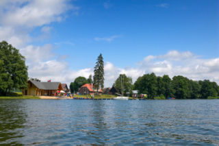 Ta wieś na Pomorzu wywołuje uśmiech u turystów. Jej nazwa kryje zaskakujące znaczenie