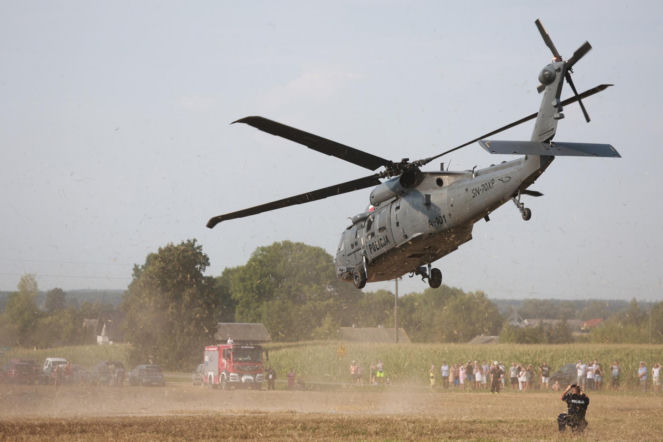 Zerwał przewód nad tłumem. Rodziny były o krok od tragedii. Pilot Black Hawka chce poddać się karze