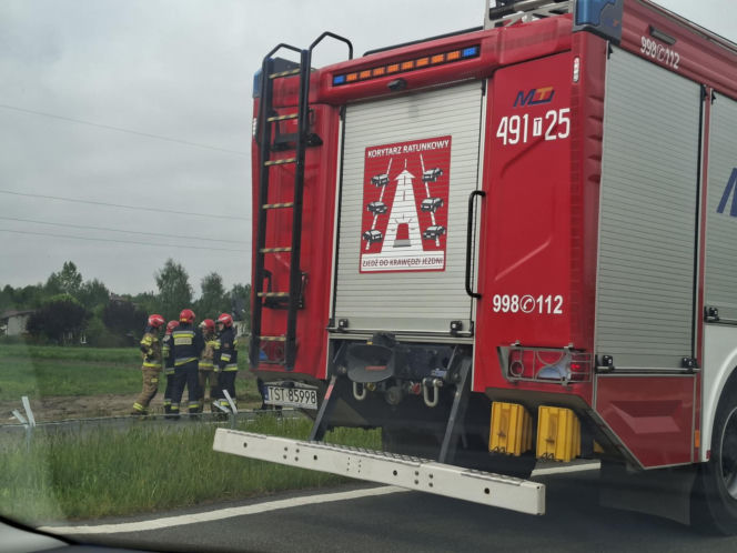 Ciężarówka blokuje przejazd obwodnicą Wąchocka