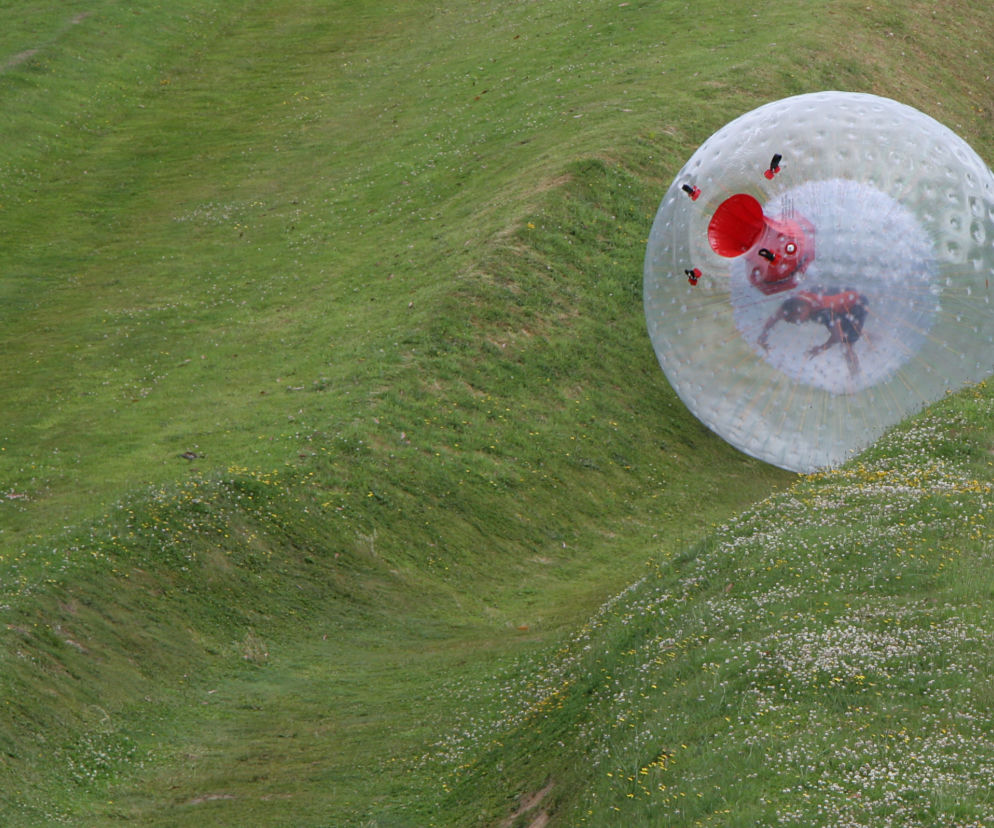 Zorbing, czyli ekstremalna zabawa z kulą sferyczną