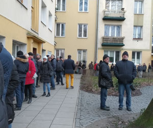 Najwytrwalsi stali od północy. Kolejka przed cukiernią na Woli