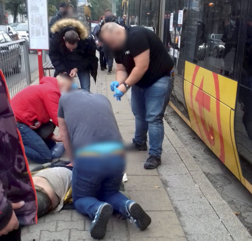 Trwa reanimacja mężczyzny na przystanku tramwajowym przy Okopowej