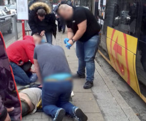 Trwa reanimacja mężczyzny na przystanku tramwajowym przy Okopowej
