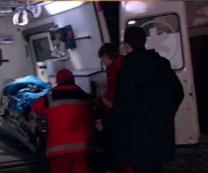 Na Wspólnej 1876. Iza (Anna Korcz) w karetce