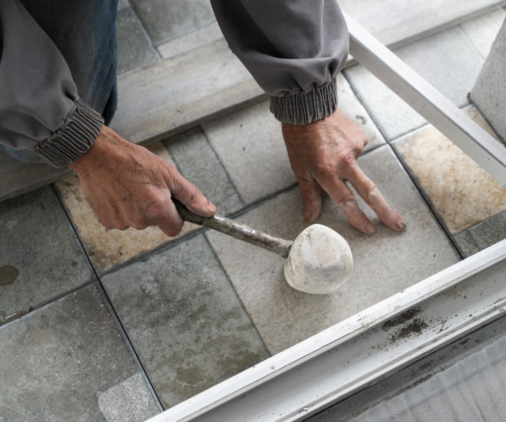 Układanie płytek na tarasie