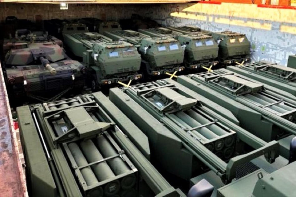HIMARS w ładowni statku. Świnoujście