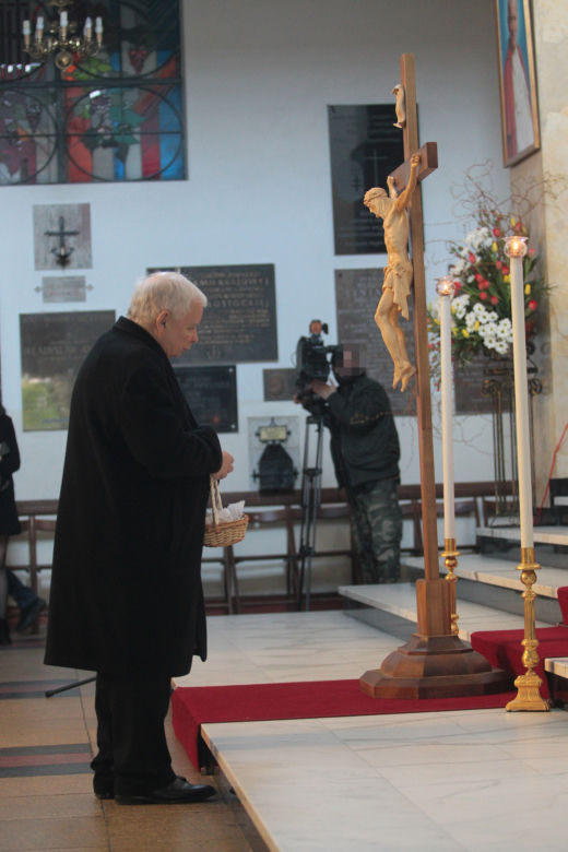 Jarosław Kaczyński ze skromnym koszyczkiem 