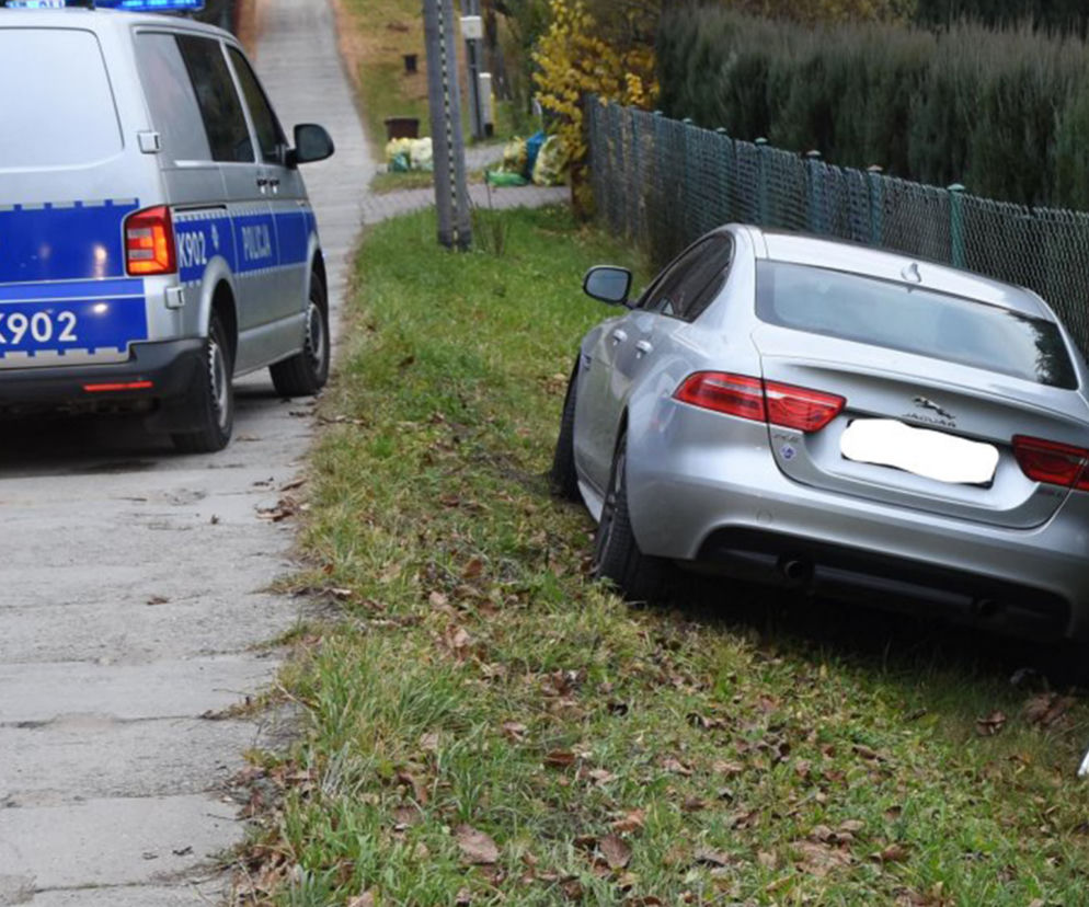 Pijany kierowca Jaguara zatrzymał się na ogrodzeniu