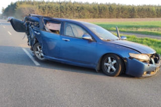 Dachował, bo kierowca z naprzeciwka jechał prosto na czołówkę. Oto skutki...
