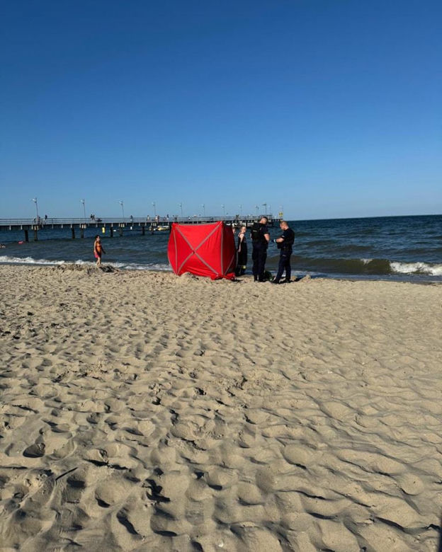 Ciało mężczyzny wypłynęło na plażę przy molo