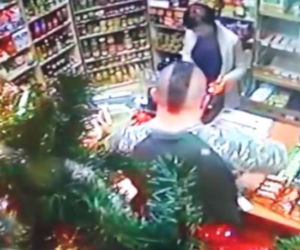 Motorniczy z Łodzi kupuje alkohol [ZDJĘCIA Z MONITORINGU]