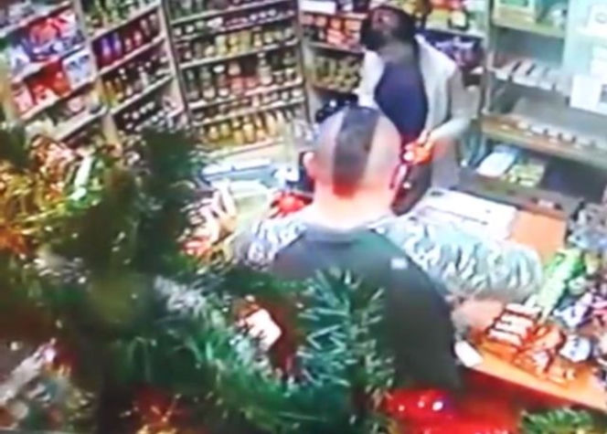 Motorniczy z Łodzi kupuje alkohol [ZDJĘCIA Z MONITORINGU]