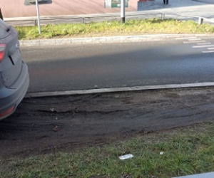 Absurd na ul. Kronikarza Galla. Drogowcy postawili barierki od strony... chodnika!
