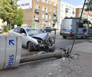 Opel uderzył w latarnię. Kierowcę wyciągali strażacy
