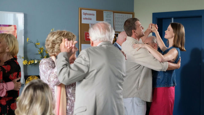 M jak miłość odc. 1902. Karol Kosowski (Stanisław Brejdygant), Barbara (Teresa Lipowska), Mateusz (Rafał Kowalski), Majka (Matylda Giegżno)