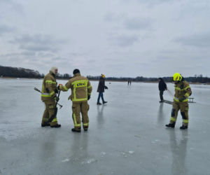 W akcji wykonywania przerębli pomagali druhowie OSP