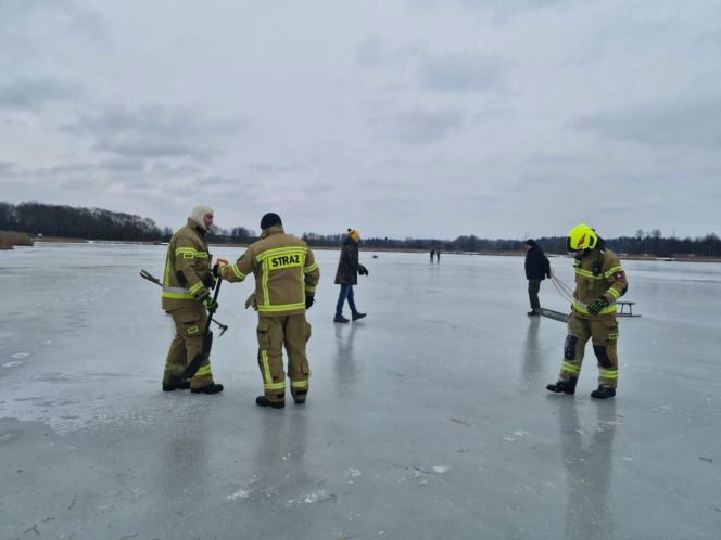 W akcji wykonywania przerębli pomagali druhowie OSP