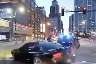 Co za świr! Zaczął driftować wokół radiowozu, tłum skakał z radości - WIDEO