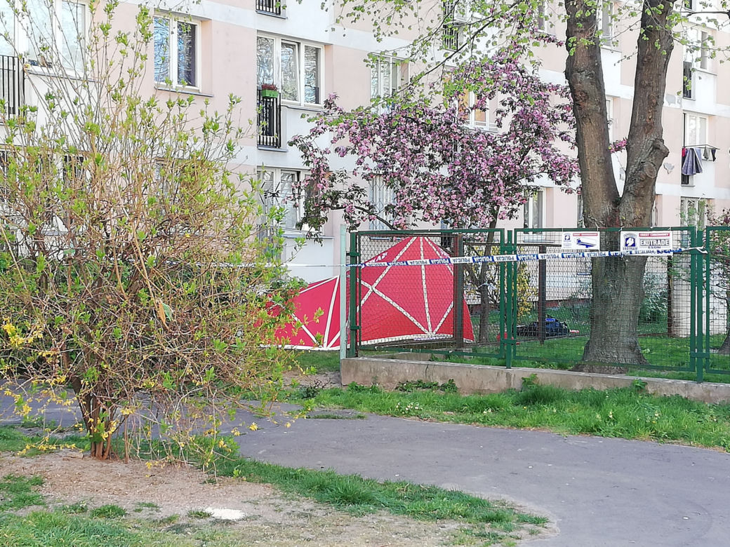 Wypadł z narkotykami z ostatniego piętra