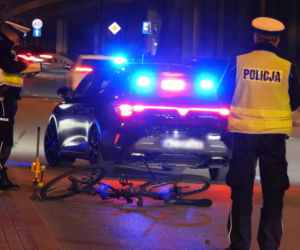 Horror w stolicy. Rowerzystę odrzuciło na 100 metrów po zderzeniu z autem. Nie żyje