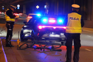 Horror w stolicy. Rowerzystę odrzuciło na 100 metrów po zderzeniu z autem. Nie żyje