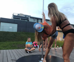 ESKA Summer City ćwiczyła pole dance na plaży razem z Pole Dance Insitute