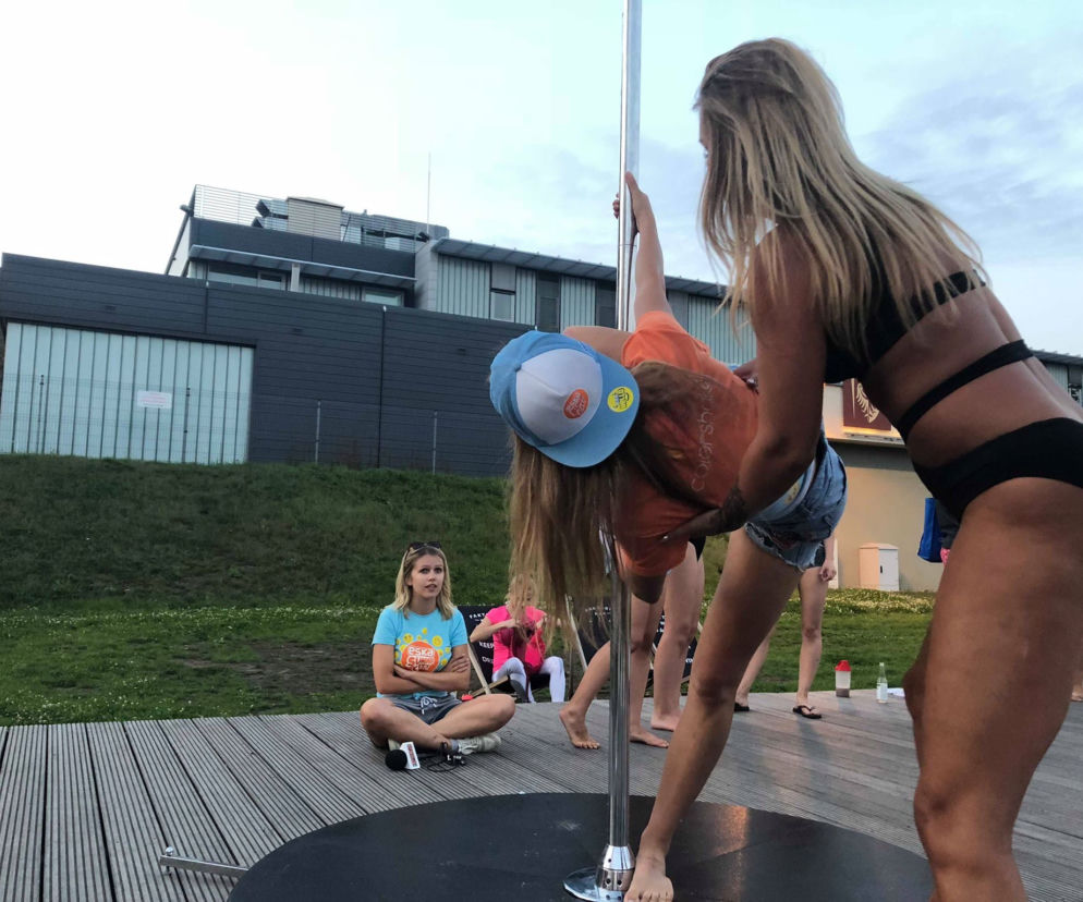 ESKA Summer City ćwiczyła pole dance na plaży razem z Pole Dance Insitute