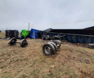 Zderzenie TIR-a z pociągiem! Wykoleiło się 8 wagonów, nie żyje kierowca TIR-a