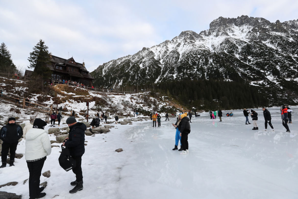 Tatry, 26.12.2022. Turyści na tafli lodu na jeziorze Morskie Oko w Tatrach