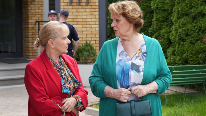 Barwy szczęścia odc. 3281. Józefina Rawiczowa (Elżbieta Jarosik), Walczewska (Małgorzata Puzio)