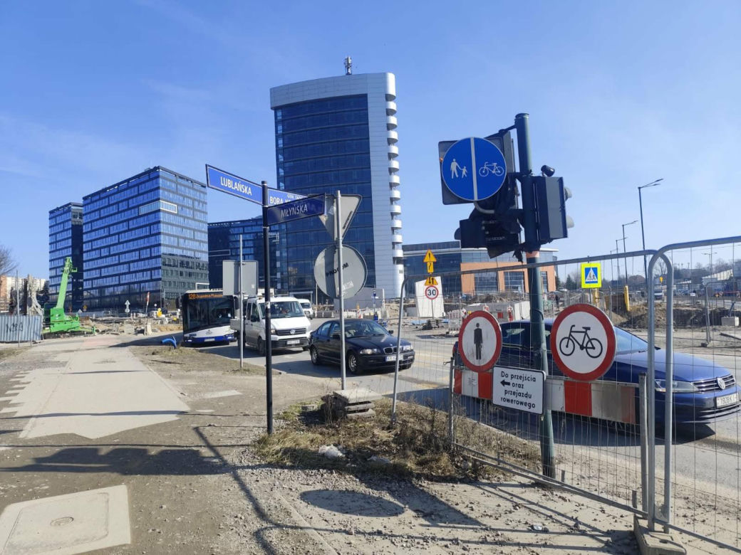 W Krakowie rowerzystka zginęła pod kołami ciężarówki. Zaskakująca decyzja w sprawie kierowcy
