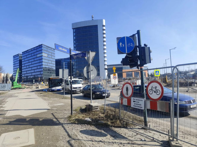 W Krakowie rowerzystka zginęła pod kołami ciężarówki. Zaskakująca decyzja w sprawie kierowcy