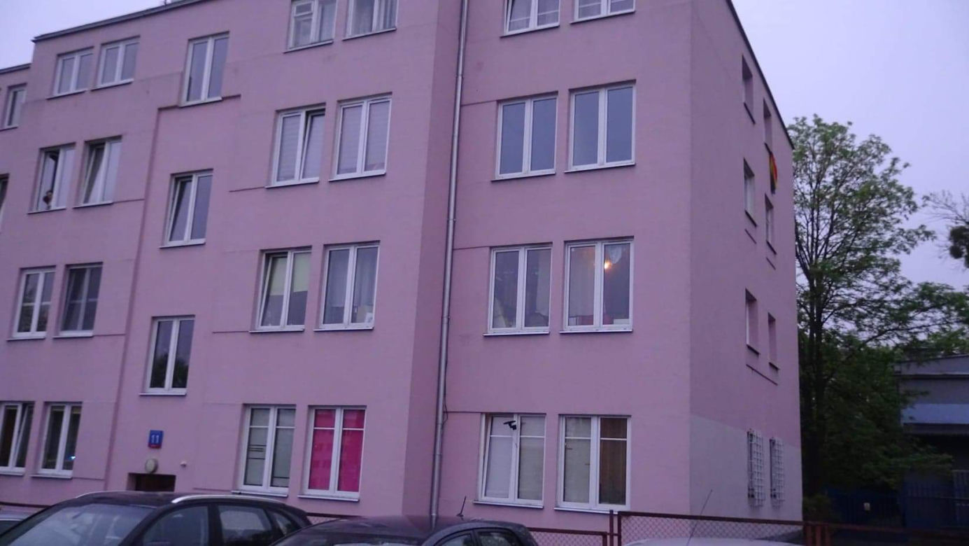 2-latek wypadł z okna. W domu nietrzeźwi dorośli